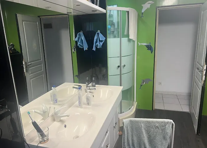 Проживание в семье Maison Bien Situee Pour Escale